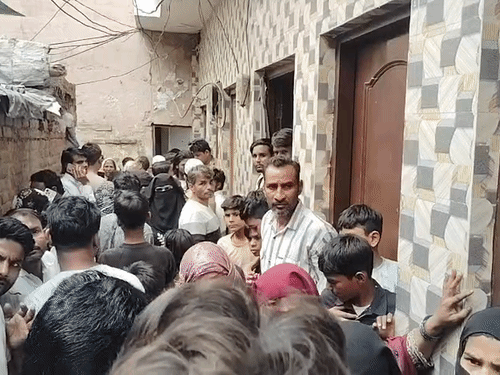 घटना की सूचना मिलते ही इरशाद के घर के बाहर भीड़ लग गई।