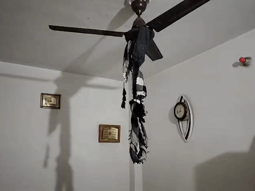 पंखे पर लगे इसी फंदे से लटककर पति इरशाद ने जान दे दी।