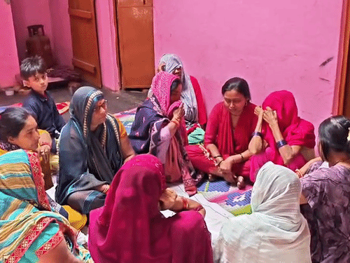 नितिन की मौत के बाद उसकी मां बेसुध हो गईं।