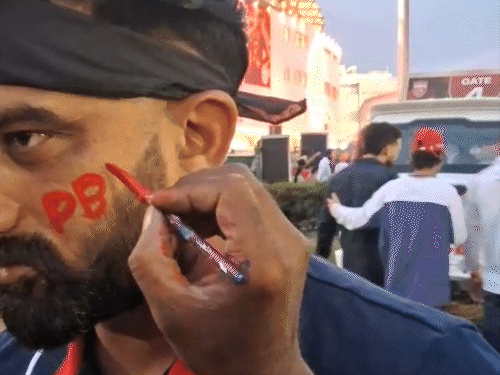 पंजाब के एक फैन ने अपने गाल पर PBKS लिखवाया।