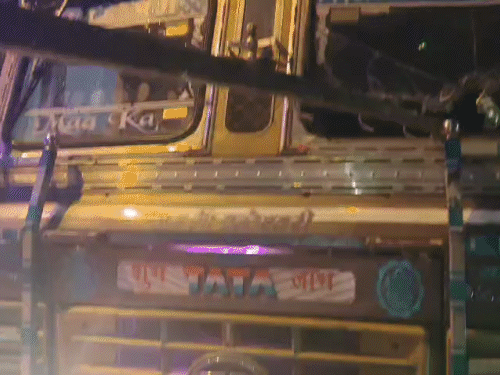 ट्रक ने सड़क किनारे फल खरीद रहे लोगों को अपनी चपेट में ले लिया।