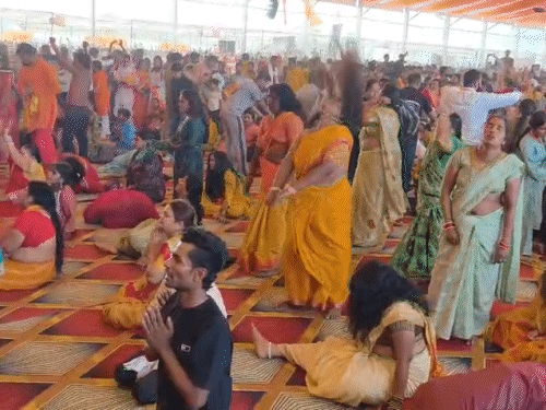 मंत्रोच्चार शुरू करते ही, दरबार में मौजूद कई महिला-पुरुष असामान्य व्यवहार करने लगे।