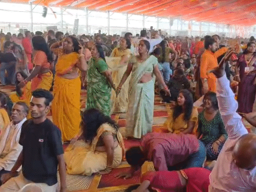 दावा है कि दरबार में भूत-प्रेत बाधा से पीड़ित लोगों का इलाज किया गया।