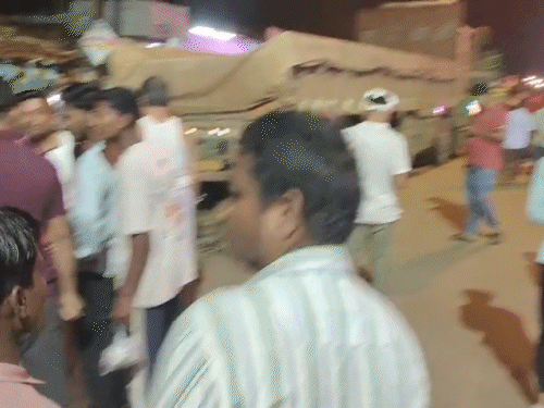 हादसे के बाद घटना स्थल पर लोगों की भीड़ जमा हो गई।