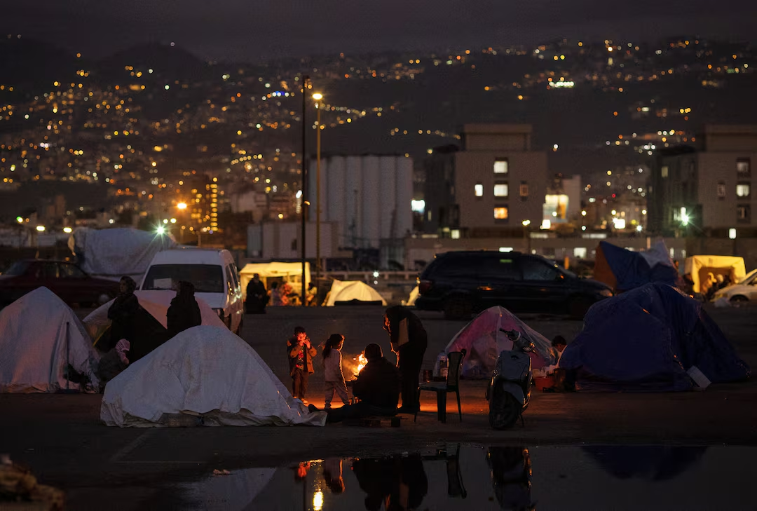 लेबनान के बेरूत में विस्थापित लोगों के लिए अस्थायी शिविर बनाए गए हैं। तस्वीर में इन अस्थायी शिविर के बाहर बच्चे खेलते नजर आ रहे हैं।