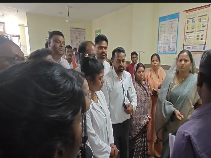 लापरवाही पर मंत्री ने सिविल सर्जन और अन्य स्टाफ को जमकर फटकार लगाई।