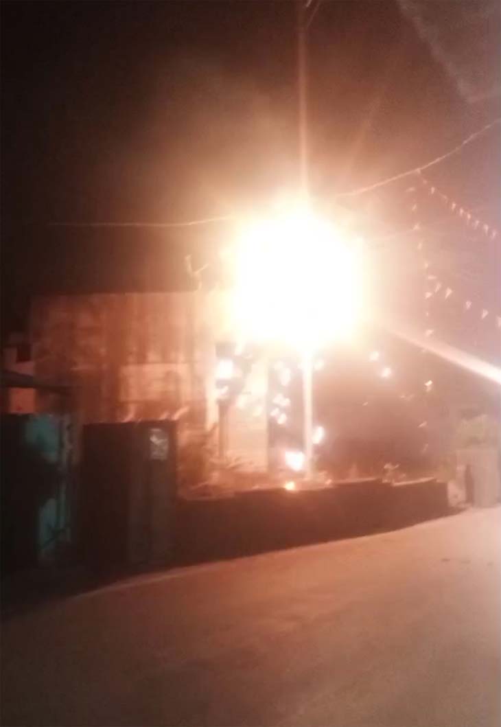 एलटी तार में आग लगने के बाद बिजली गुल हो गई और लोग परेशान होते रहे