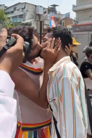 परेड के दौरान ट्रांसजेंडर्स ने एक-दूसरे को किस किया।