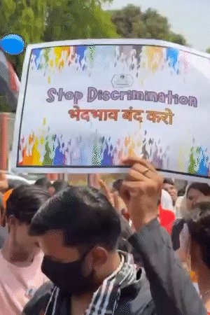 प्रयागराज में प्रयाग क्वीर प्राइड परेड में ट्रांसजेंडर पोस्टर लेकर निकले।