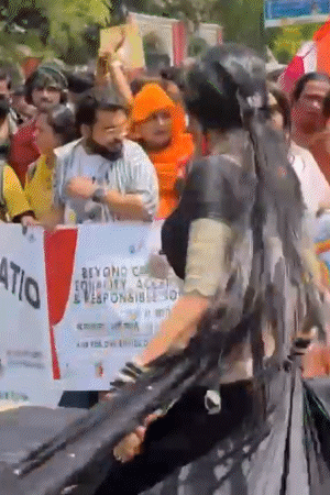 प्राइड परेड के दौरान ट्रांसजेंडर नाचते गाते आगे निकले।