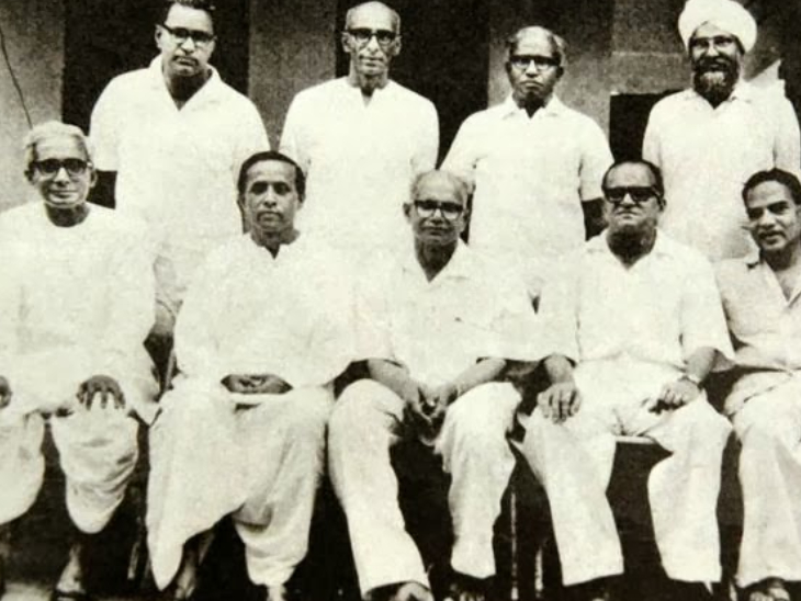 साल 1964, CPI (M) की स्थापना के दौरान बाएं से दूसरे नंबर पर ज्योति बसु (पश्चिम बंगाल के पूर्व सीएम) और दूसरी पंक्ति में बाएं से तीसरे नंबर पर केरल के पहले सीएम ईएमएस नंबूदिरीपाद।