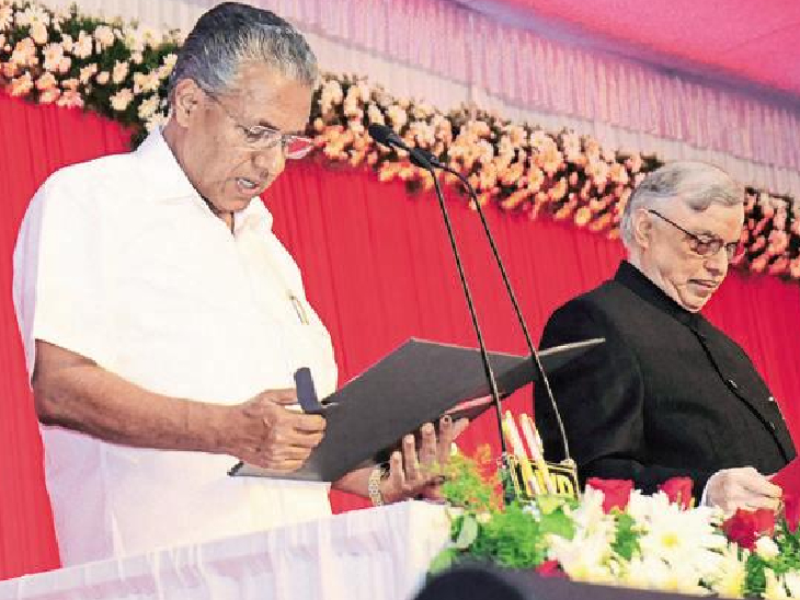 साल 2016 पहली बार मुख्यमंत्री पद की शपथ लेते हुए पिनाराई विजयन। 2021 में उन्होंने दूसरी बार सीएम पद की शपथ ली।