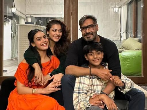 अजय देवगन और काजोल के दो बच्चे बेटी न्यासा देवगन और बेटा युग देवगन हैं।