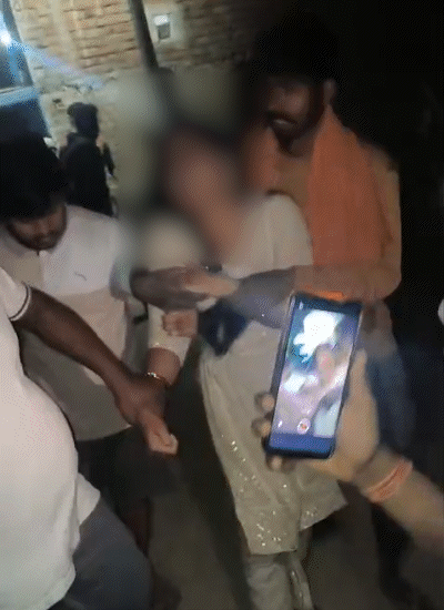 कुछ बदमाश महिला के साथ सरेआम जबरदस्ती कर रहे हैं।