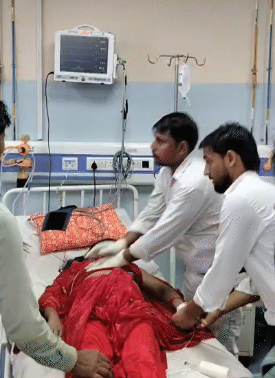 घायलों का मॉडल अस्पताल में भर्ती कराया गया है।