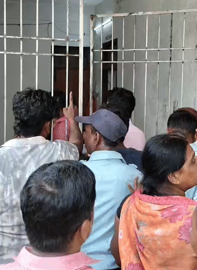 पोस्टमॉर्टम हाउस के बाहर लोगों की भीड़ है।