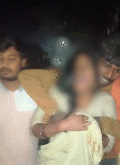 महिला खुद को बचाने की कोशिश करती है, लेकिन सभी आरोपी उसे छोड़ने को तैयार नहीं होते हैं।