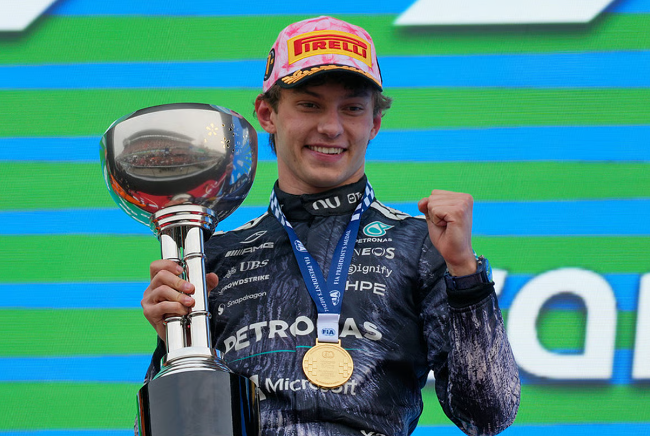 किमी एंटोनेली 2025 में मर्सिडीज में शामिल हुए और जॉर्ज रसेल के साथ लुईस हैमिल्टन की जगह ली है।