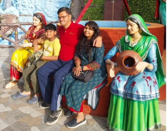 परिवार के साथ रिंकू सिंह राही।