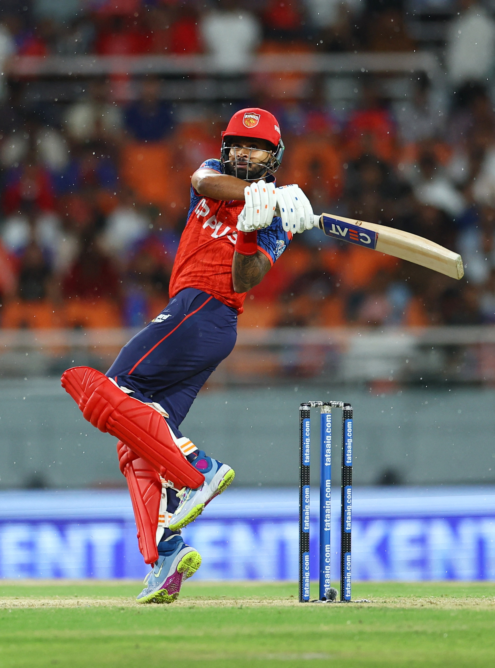 श्रेयस अय्यर ने 2 छक्के लगाए।