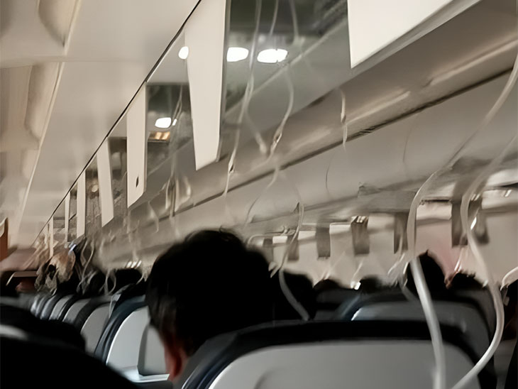 तस्वीर में देखा जा सकता है कि फ्लाइट के ऑक्सीजन मास्क लटके हुए हैं और ज्यादातर यात्री मास्क लगाए हुए हैं।