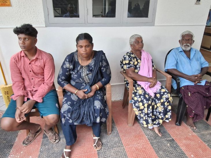 ये राजेश की पत्नी, बेटा और माता-पिता हैं। राजेश की मौत को करीब 9 साल हो चुके हैं, लेकिन परिवार सदमे से नहीं उबर पाया है।