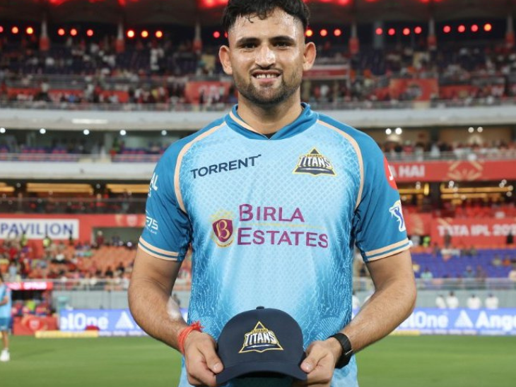 अशोक शर्मा ने गुजरात टाइटंस की तरफ से डेब्यू किया। वे डोमेस्टिक क्रिकेट में राजस्थान से खेलते हैं।