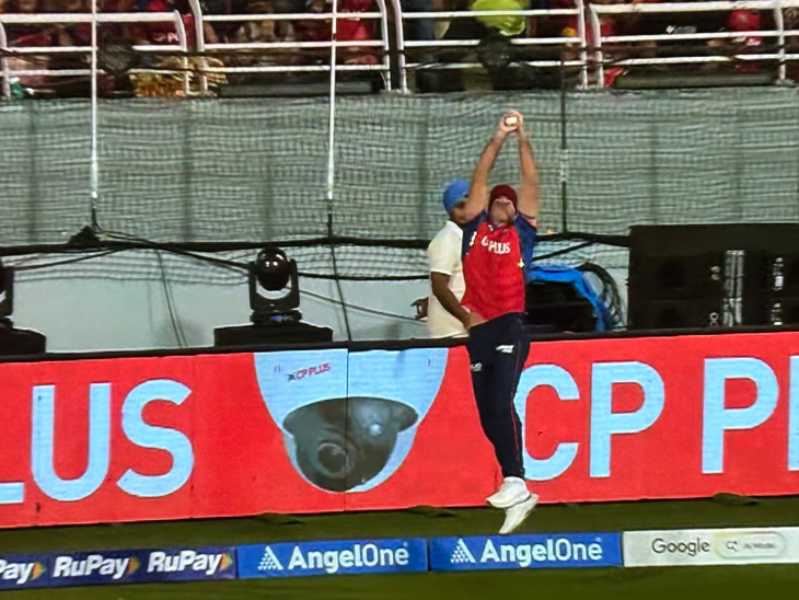 जैवियर बार्टलेट ने बाउंड्री के करीब शानदार कैच लपका।