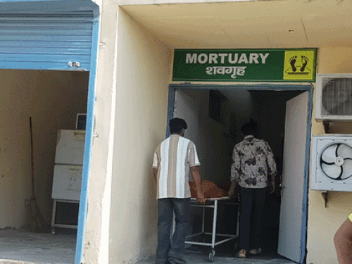 कैथल के सिविल अस्पताल में शव लेकर पहुंचे लोग। - Dainik Bhaskar