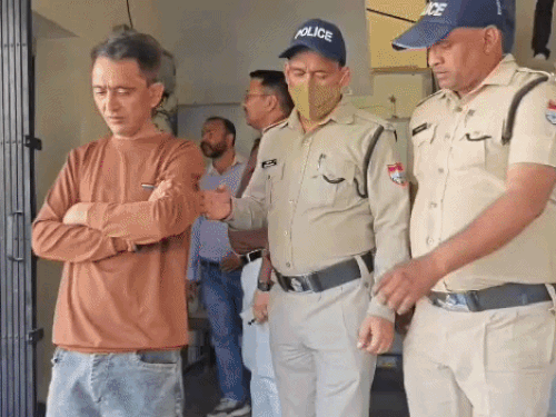 नशे में टल्ली ड्यूटी करते पकड़े गए कार्यालय सहायक - Dainik Bhaskar