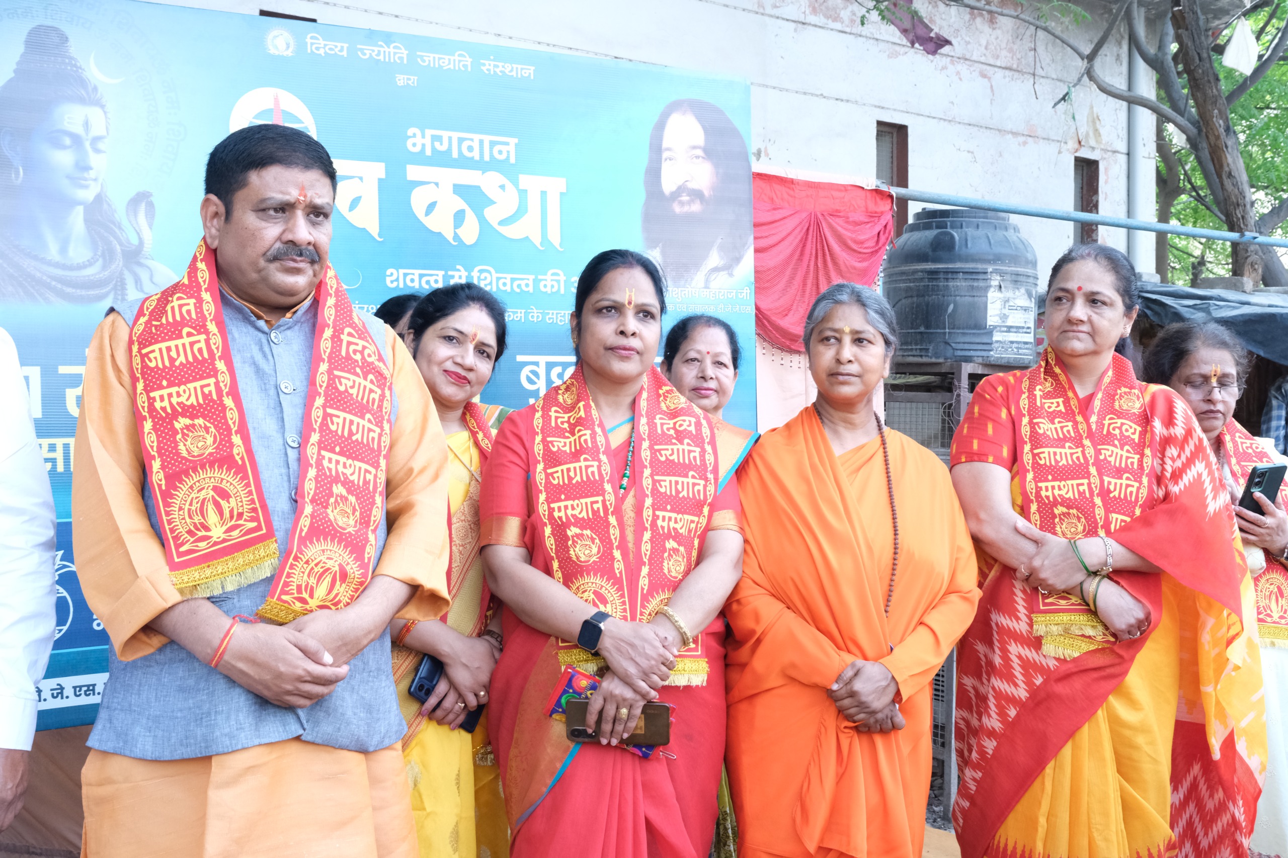 दिव्य ज्योति जाग्रति संस्थान के सदस्य व संयोजिका साध्वी आर्या भारती