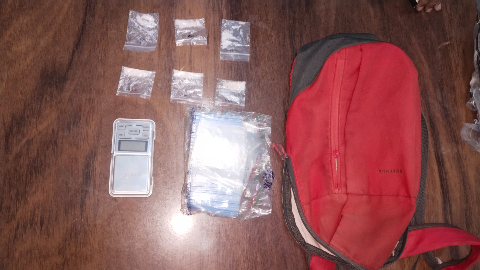 पुलिस ने ड्रग्स भी बरामद किया है।