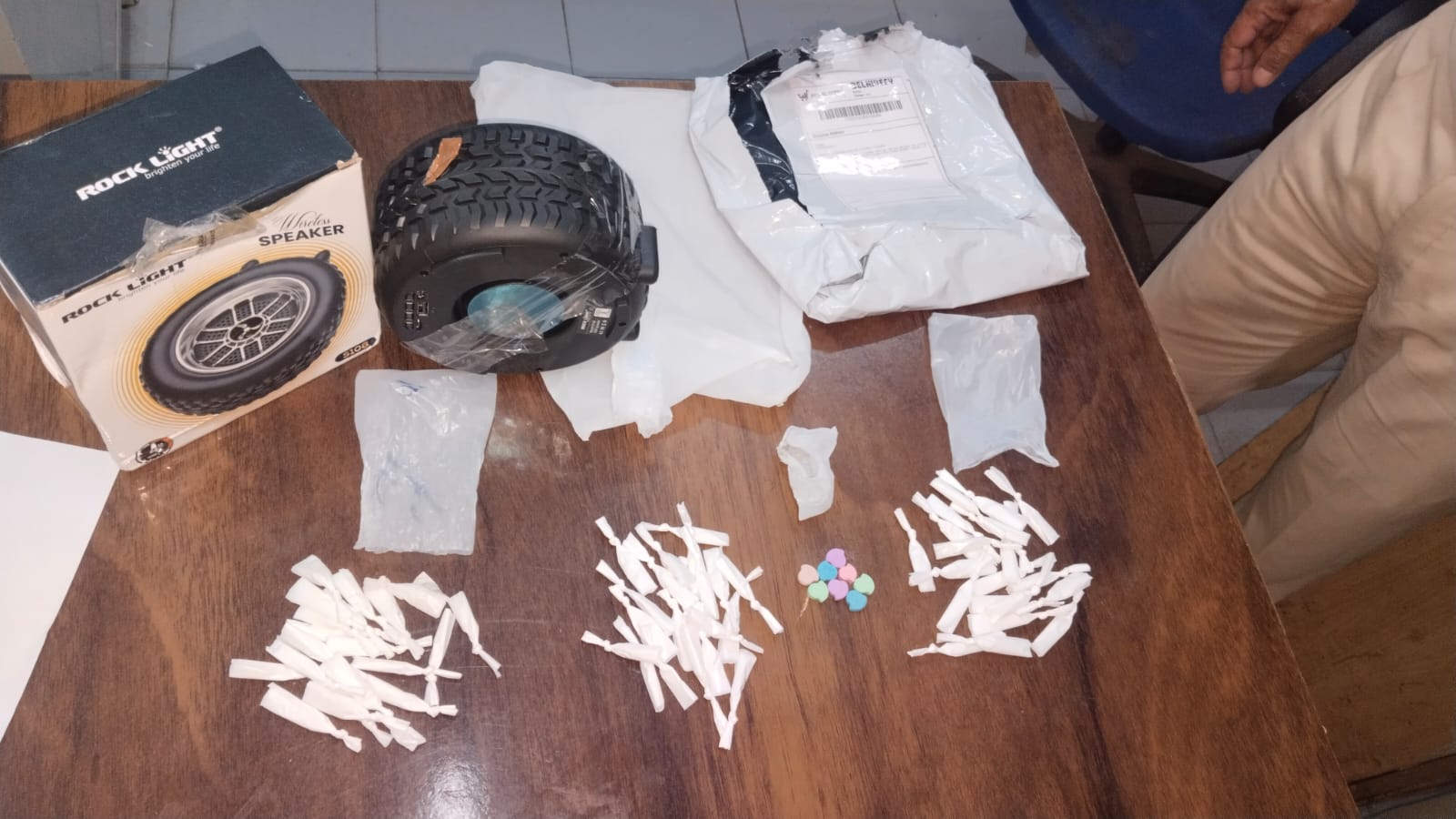 ड्रग्स सप्लाई में इस्तेमाल किया गया कोरियर बॉक्स जब्त किया गया।