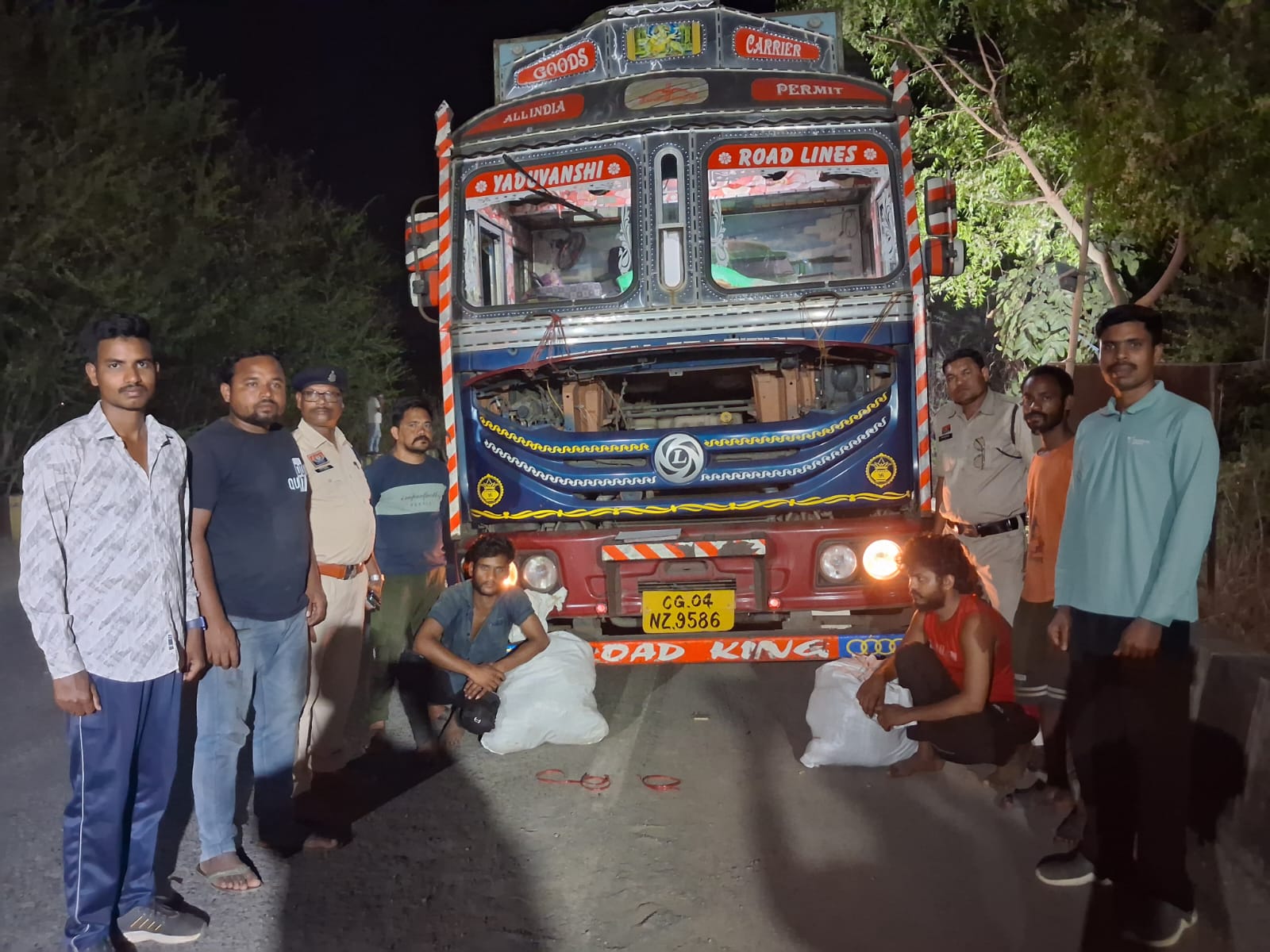 एनएच-353 टेमरी नाका पर नाकाबंदी के दौरान ट्रक क्रमांक सीजी 04 एनजे 9286 से 25 किलो गांजा जब्त किया गया।