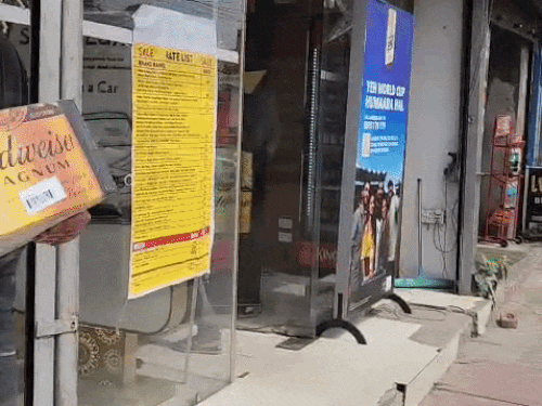 पेटी भर के शराब ले जाते लोग।