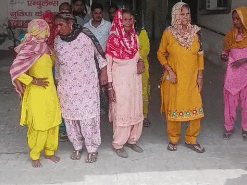 अस्पताल पहुंचीं परिवार की महिलाएं।