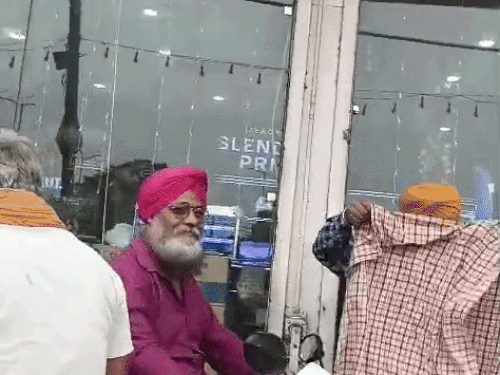 People brought cloth to cover liquor boxes in Ludhiana