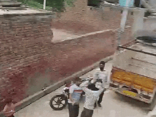 बिजली कर्मचारी को नीचे गिराकर मारपीट करता युवक।