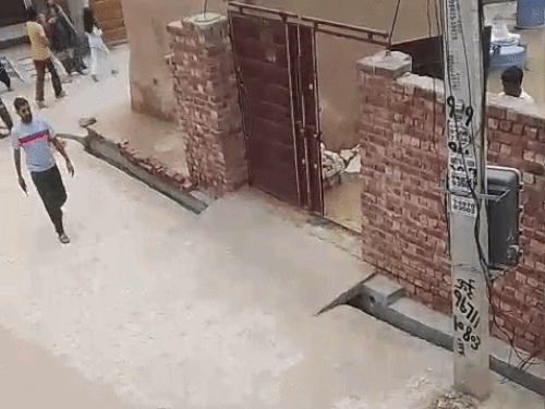 रास्ते में पिस्टल लेकर घूमता युवक।