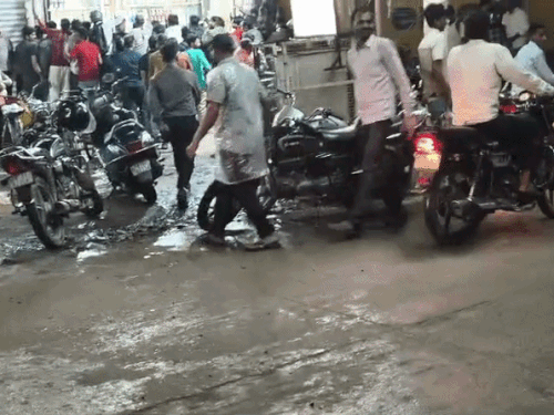 Crowd gathered to buy liquor amidst rain in Ludhiana