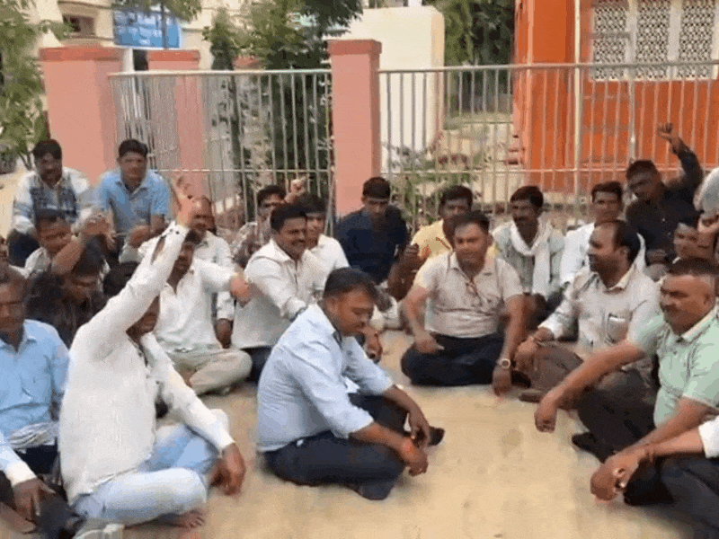 कर्मचारियों ने धरना देकर कनिष्ठ अभियंता विनय कुमार मीणा के खिलाफ कार्रवाई की मांग की थी।