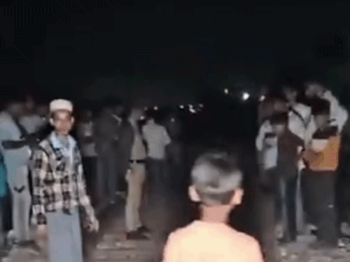 ट्रेन से काटा व्यक्ति मौके पर भीड़ - Dainik Bhaskar