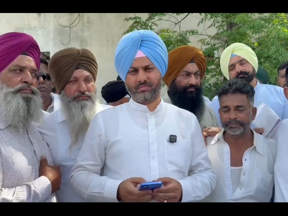 मामले की जानकारी देते इंदर प्रताप सिंह।