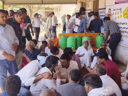 अस्पताल की मॉर्च्युरी के बाहर धरने पर बैठे लोग।