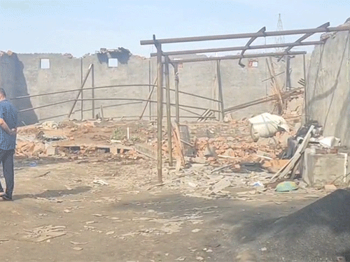 फैक्ट्री में ब्लास्ट के बाद बिखरा पड़ा मलबा।