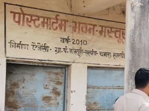 पहचान नहीं होने पर पुलिस ने पंचनामा कार्रवाई के बाद शव को मॉर्च्यूरी में रखवा दिया था।