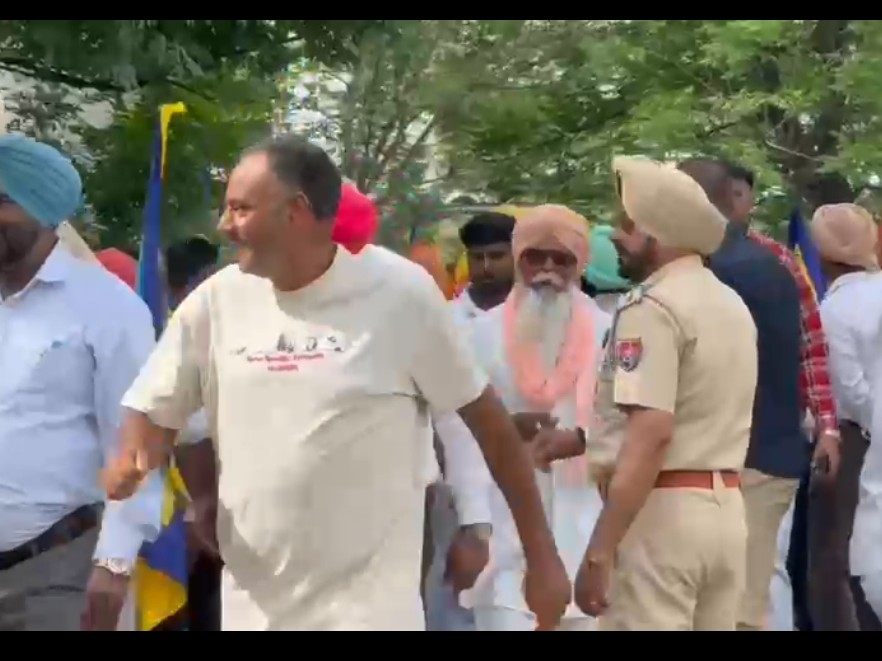 मौके पर तैनात पुलिस बल।