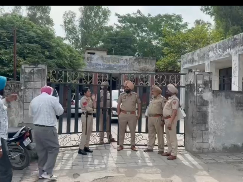 गेट पर तैनात पुलिस बल।