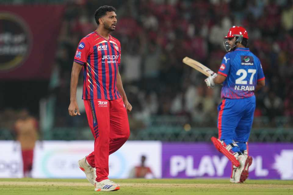 मोहसिन खान ने 4 ओवर में 19 रन देकर एक विकेट लिए।