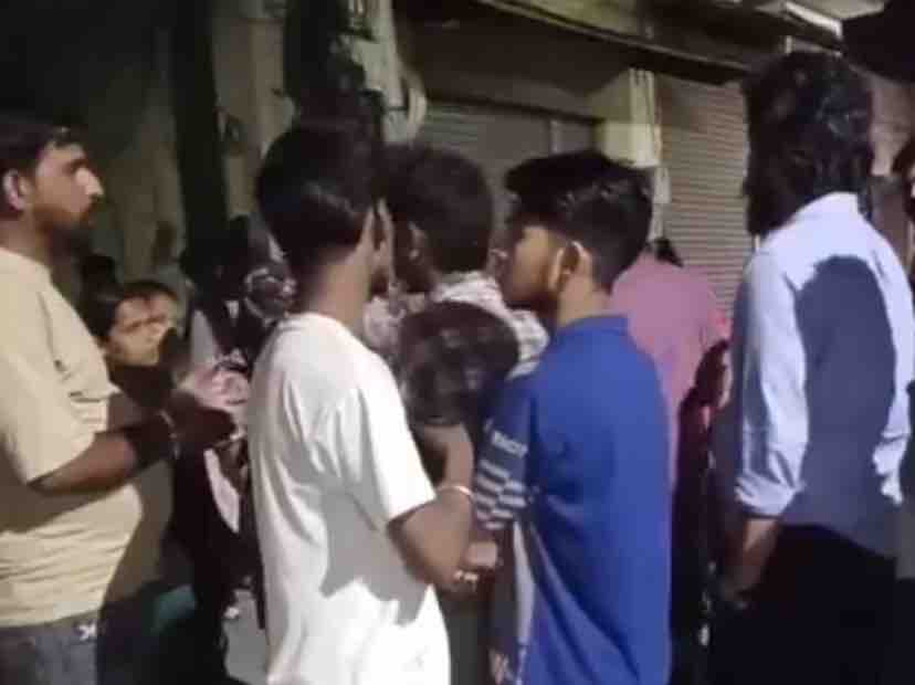 लड़के के घर पर लगा लोगों की भीड़।